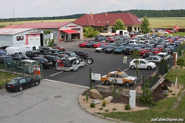 Pohled na areál autovrakoviště se servisní halou