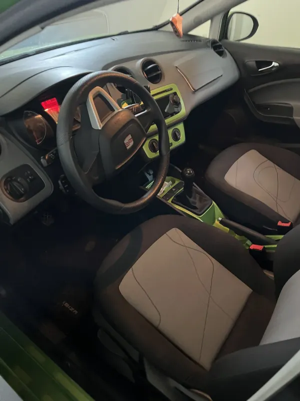 Seat Ibiza 6J 1.2 TSI — Interiér — přední sedadla, volant a palubní deska