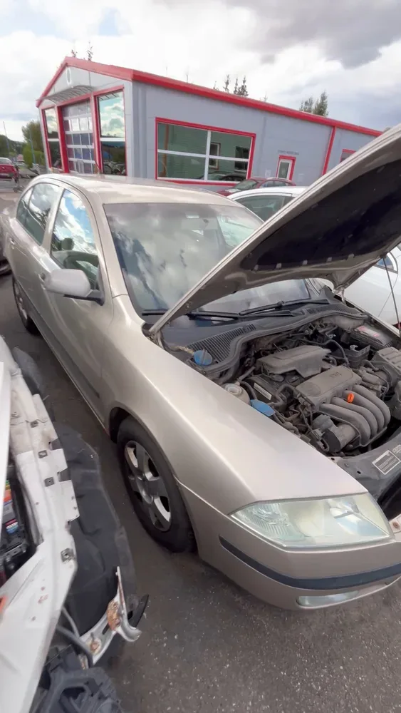 Škoda Octavia II FSI — Přední část auta z boku