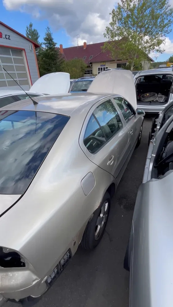 Škoda Octavia II FSI — Bok auta a zadní dveře