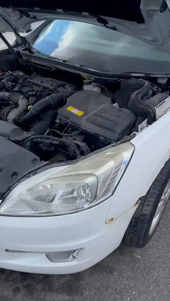 Peugeot 508 I — Přední světlomet a nárazník