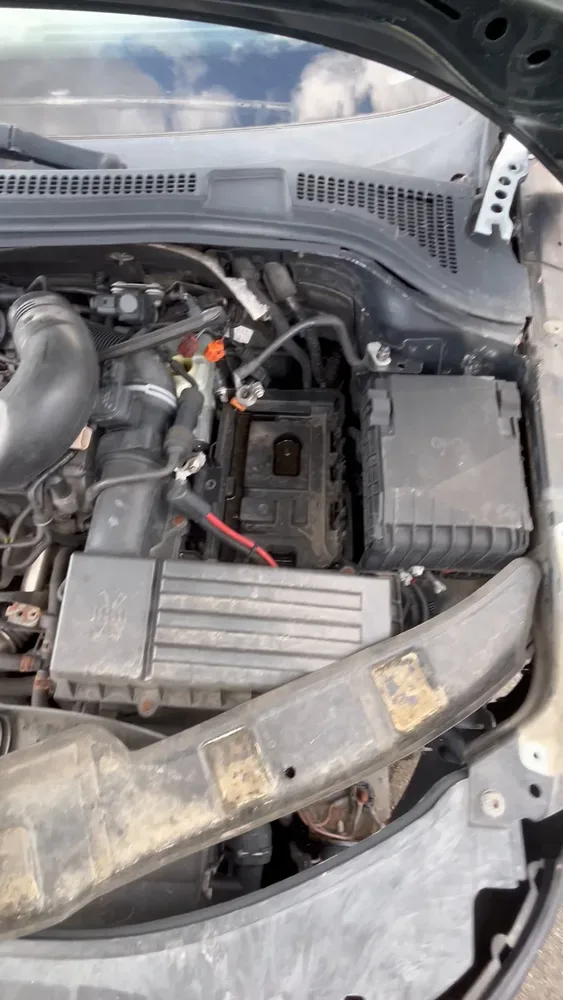 Škoda Superb II — Motorový prostor u vzduchového filtru