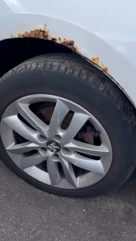 Peugeot 508 I — Přední kolo a koroze lemu blatníku