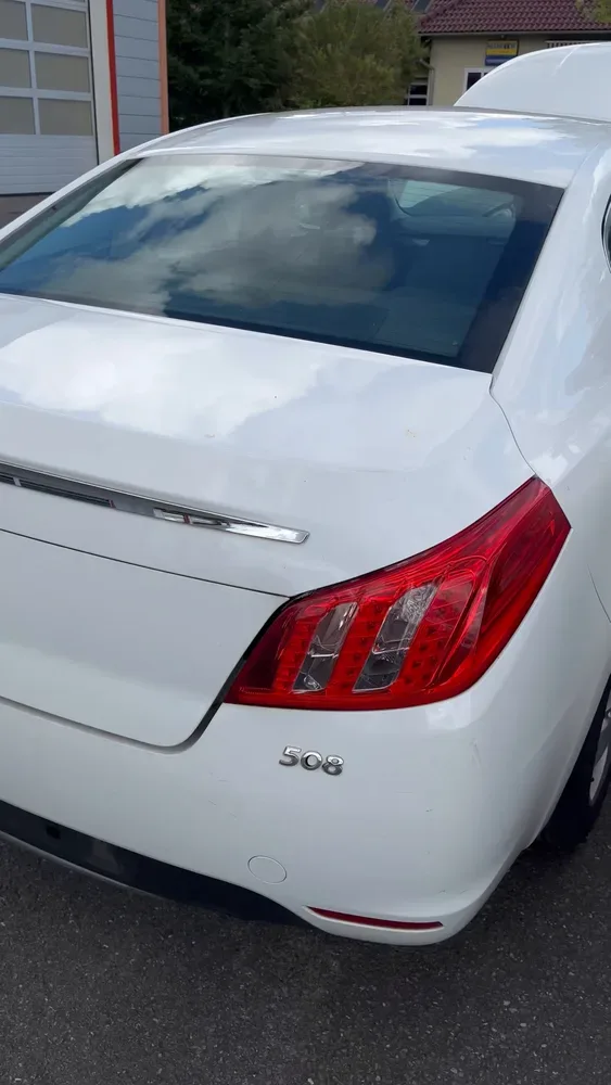 Peugeot 508 I — Zadní světlo a víko kufru