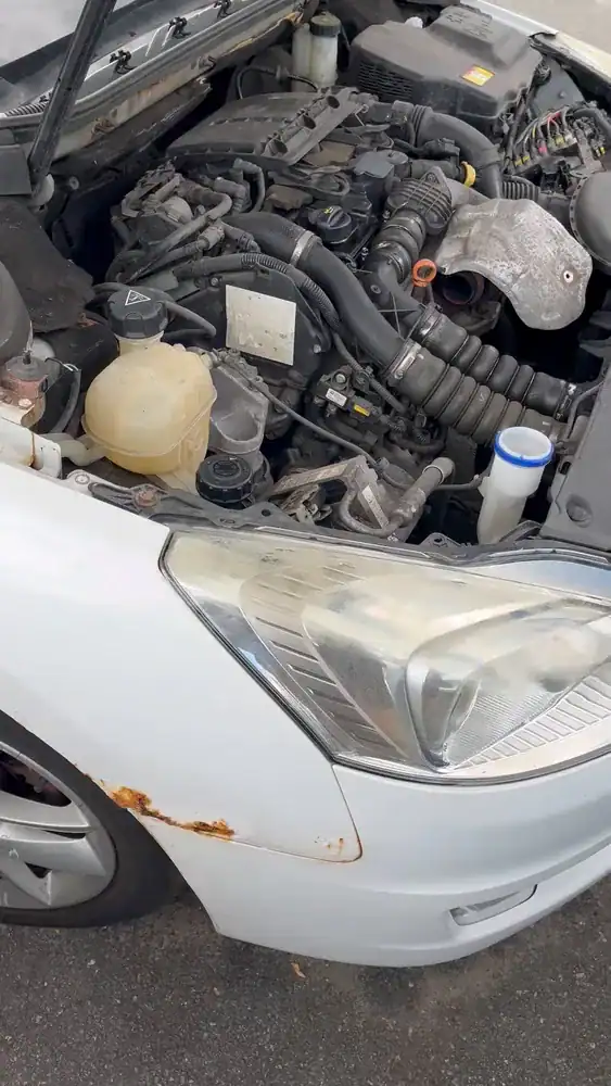 Peugeot 508 I — Motorový prostor z boku